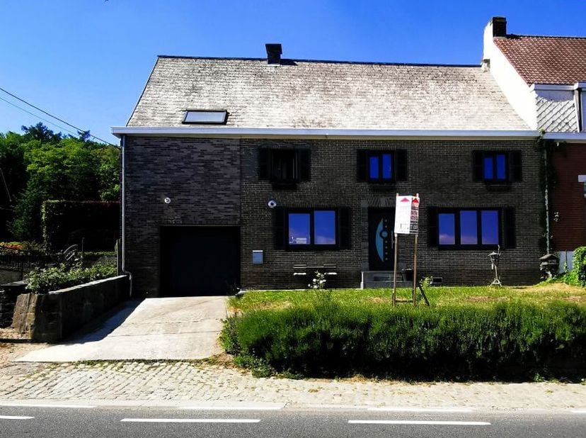 Prachtig gelegen woning op een heuvel met knap verzicht nabij het centrumvan Ronse en de N60, dichtbij Hotond, omvattende o.a.: * Inkomhal * Gastentoi